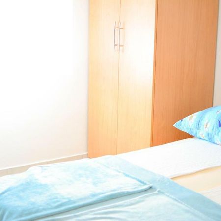 Apartmani Prvi Red Do Mora Pag Town Bagian luar foto