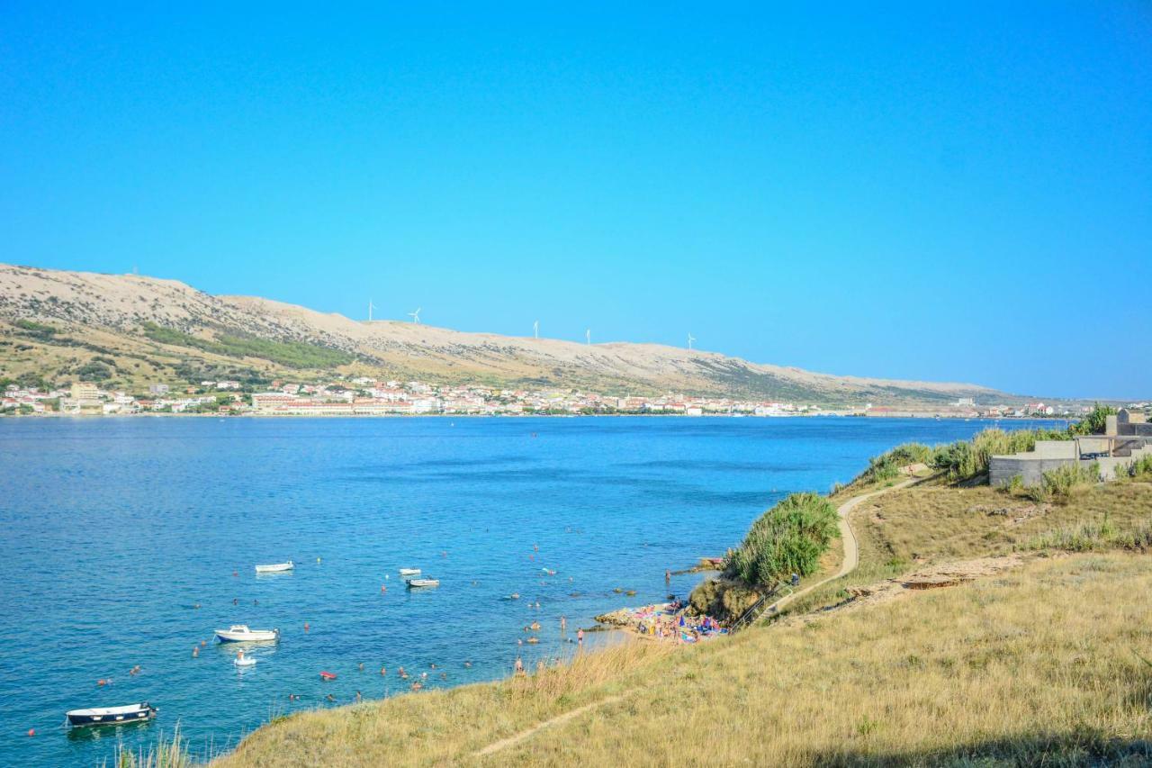 Apartmani Prvi Red Do Mora Pag Town Bagian luar foto