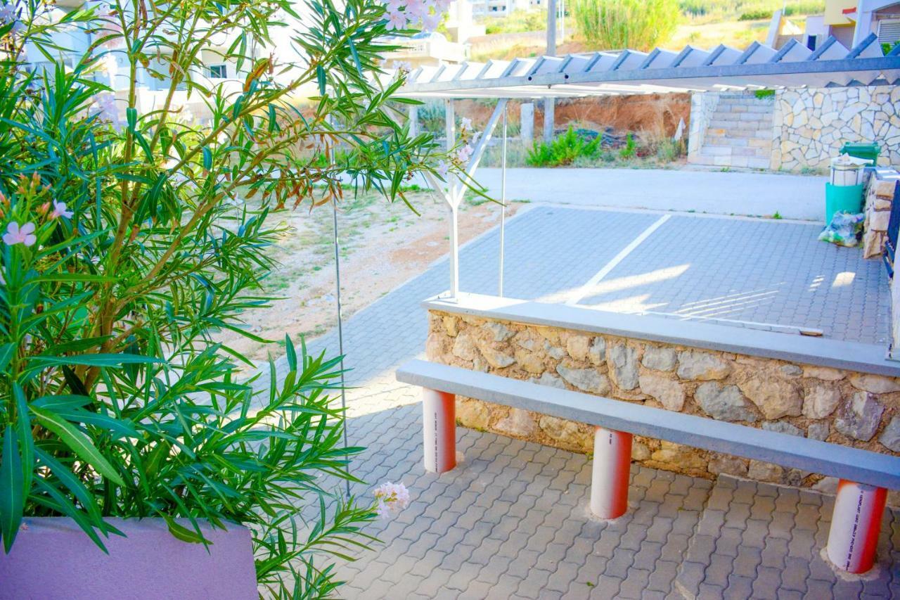 Apartmani Prvi Red Do Mora Pag Town Bagian luar foto