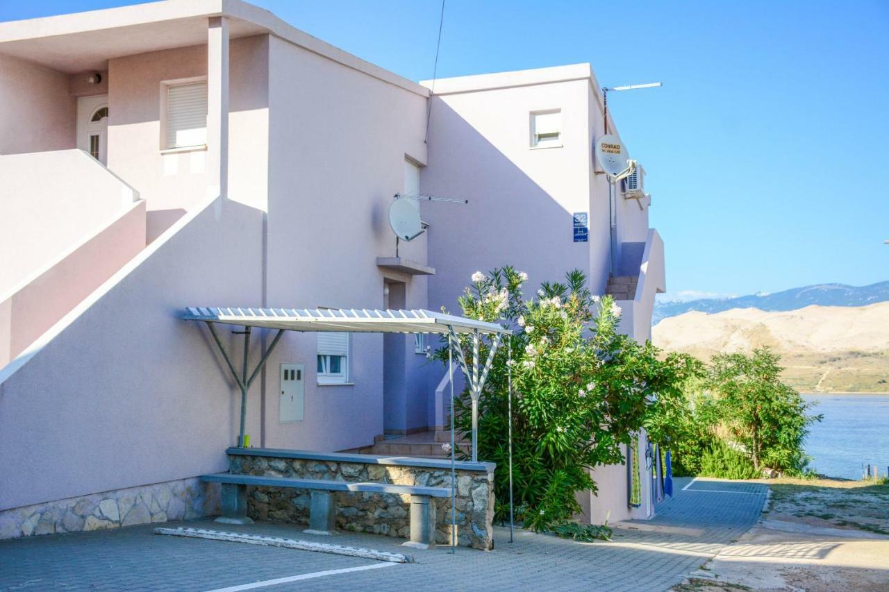 Apartmani Prvi Red Do Mora Pag Town Bagian luar foto