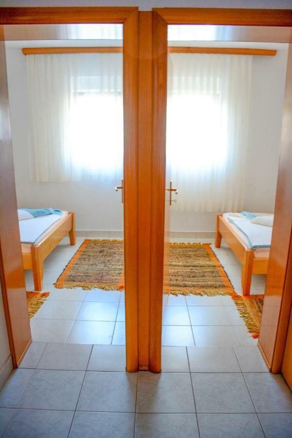 Apartmani Prvi Red Do Mora Pag Town Bagian luar foto