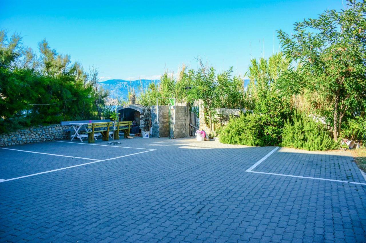 Apartmani Prvi Red Do Mora Pag Town Bagian luar foto
