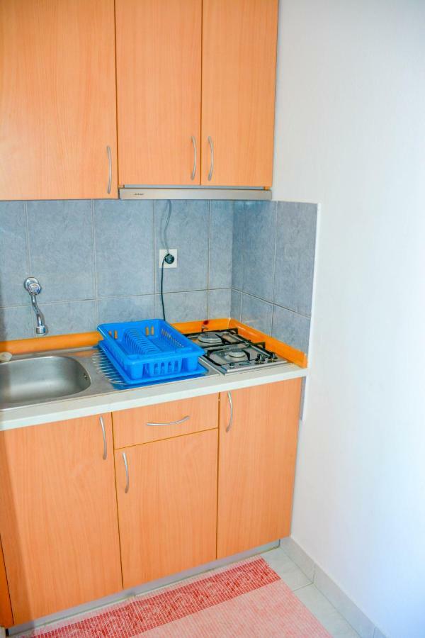 Apartmani Prvi Red Do Mora Pag Town Bagian luar foto