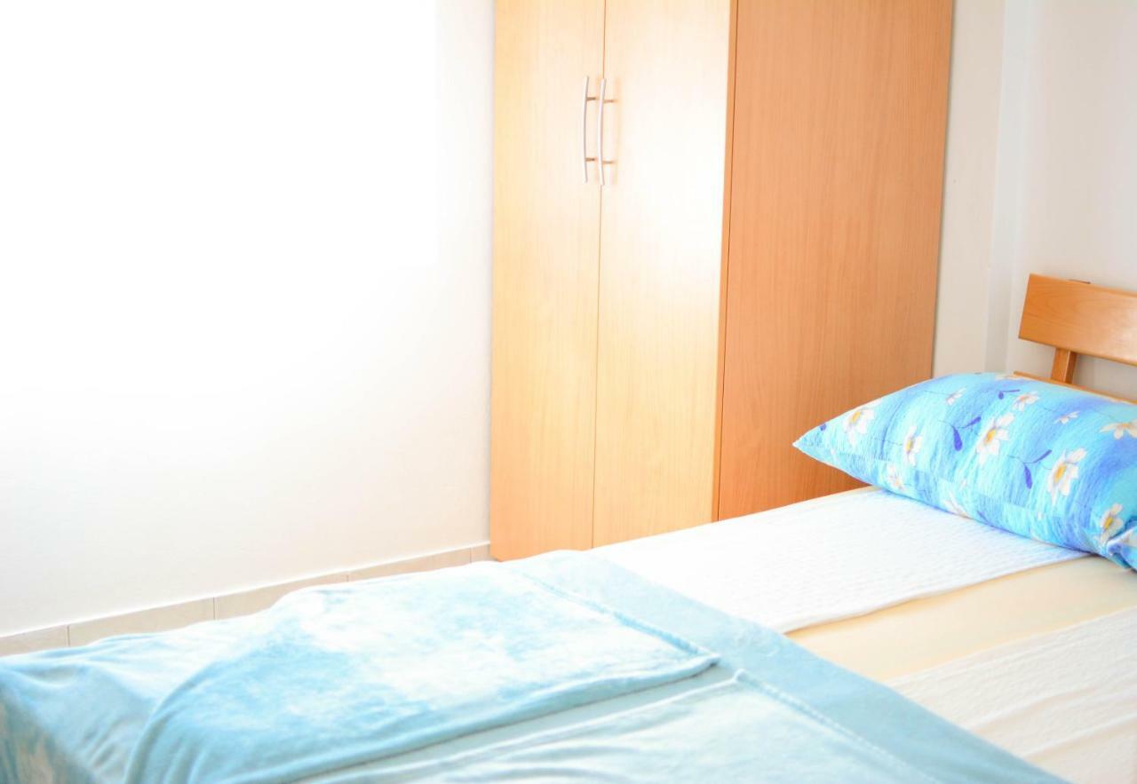 Apartmani Prvi Red Do Mora Pag Town Bagian luar foto