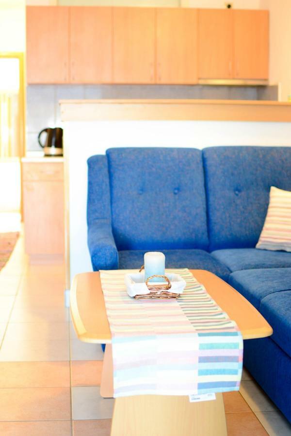 Apartmani Prvi Red Do Mora Pag Town Bagian luar foto