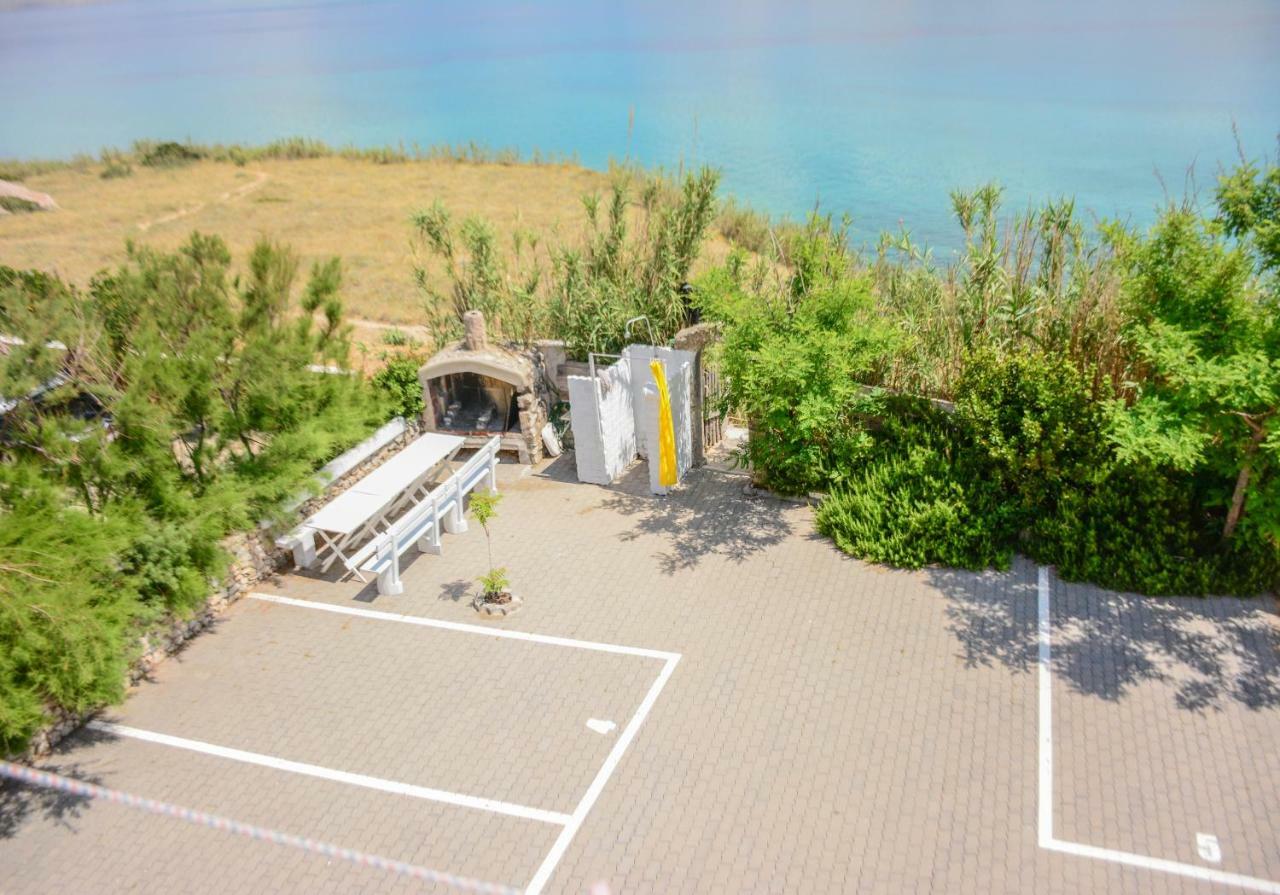 Apartmani Prvi Red Do Mora Pag Town Bagian luar foto