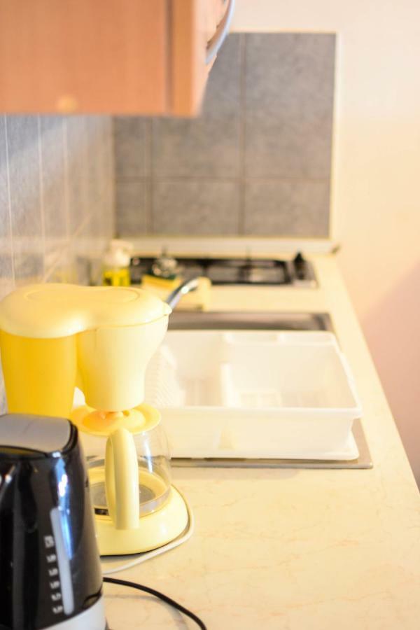 Apartmani Prvi Red Do Mora Pag Town Bagian luar foto