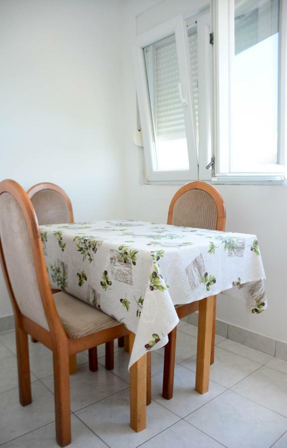 Apartmani Prvi Red Do Mora Pag Town Bagian luar foto