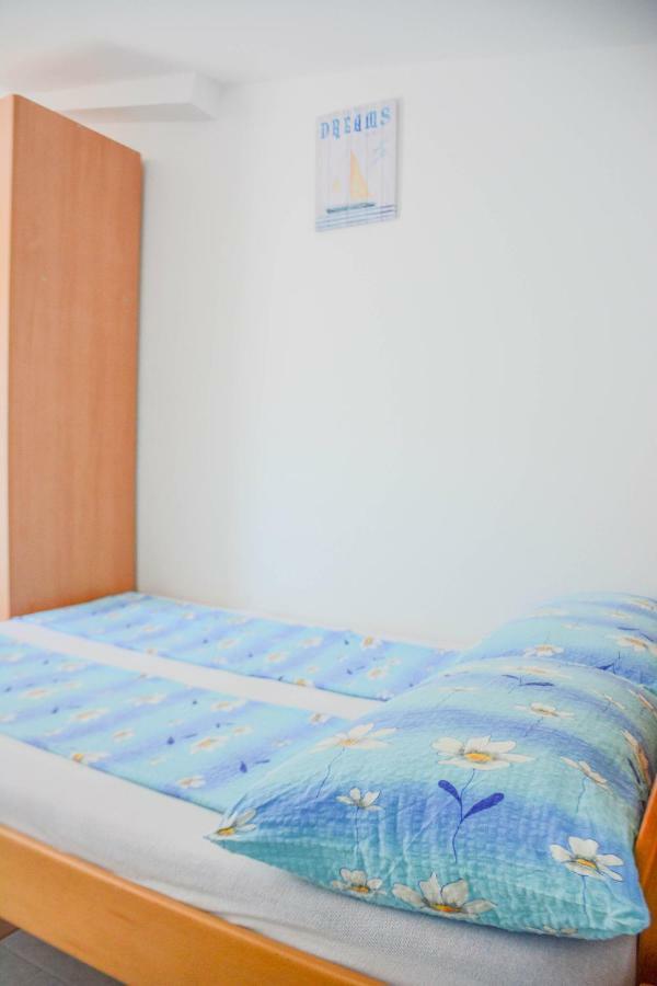 Apartmani Prvi Red Do Mora Pag Town Bagian luar foto