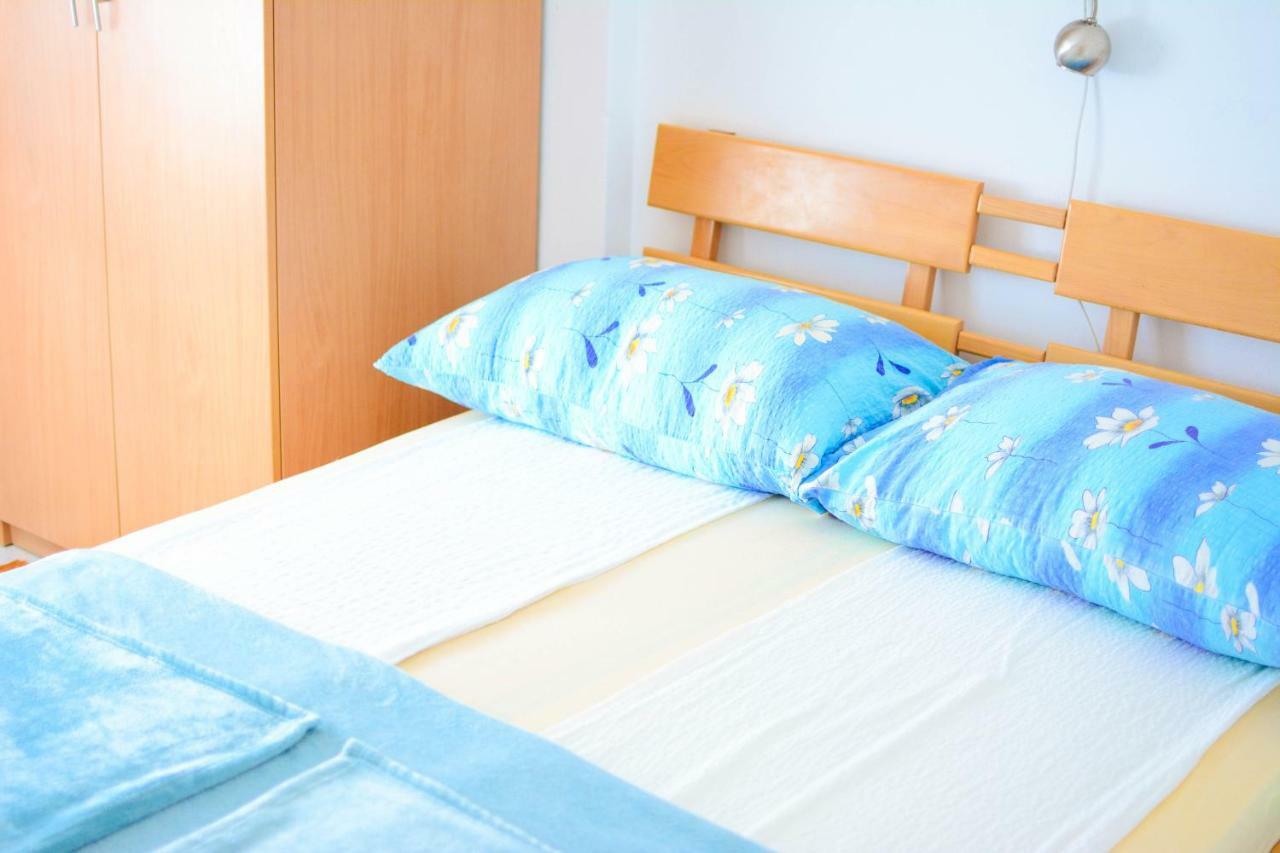 Apartmani Prvi Red Do Mora Pag Town Bagian luar foto