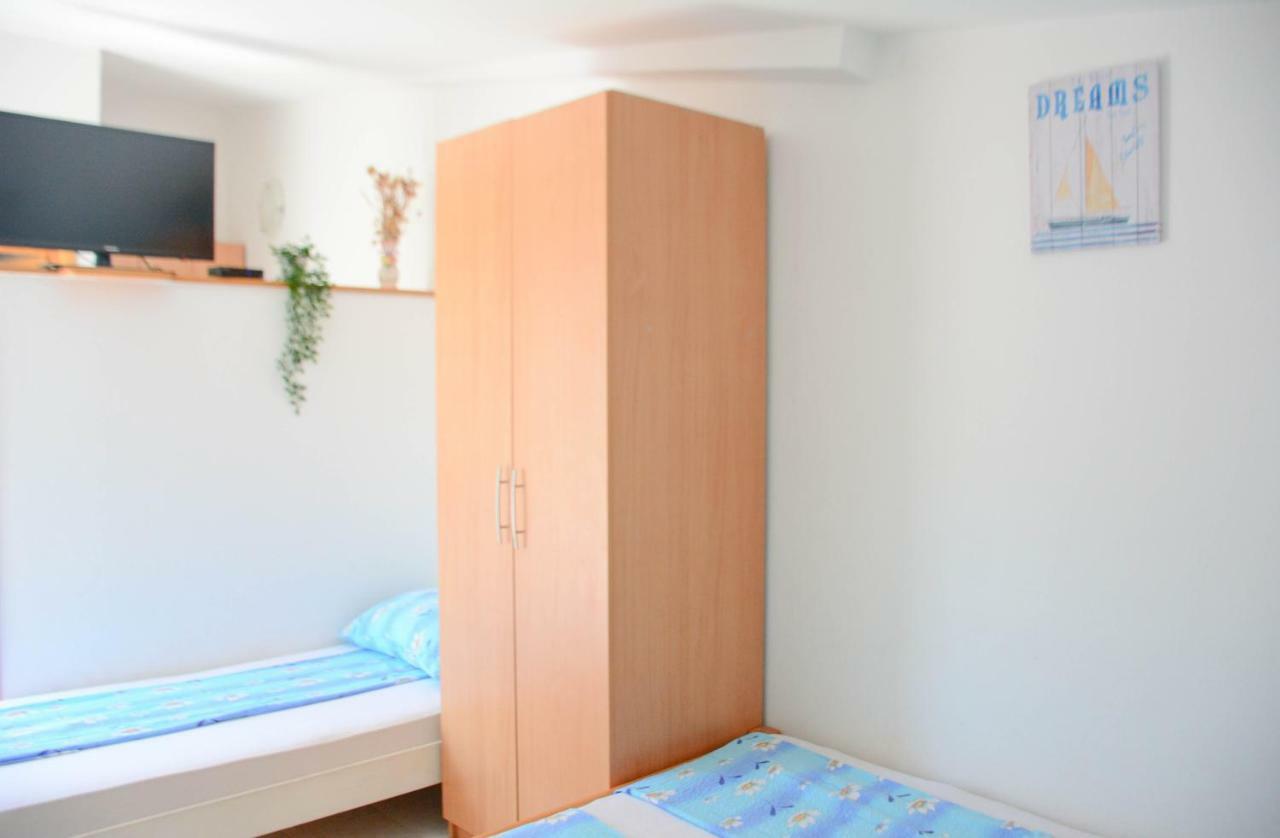 Apartmani Prvi Red Do Mora Pag Town Bagian luar foto
