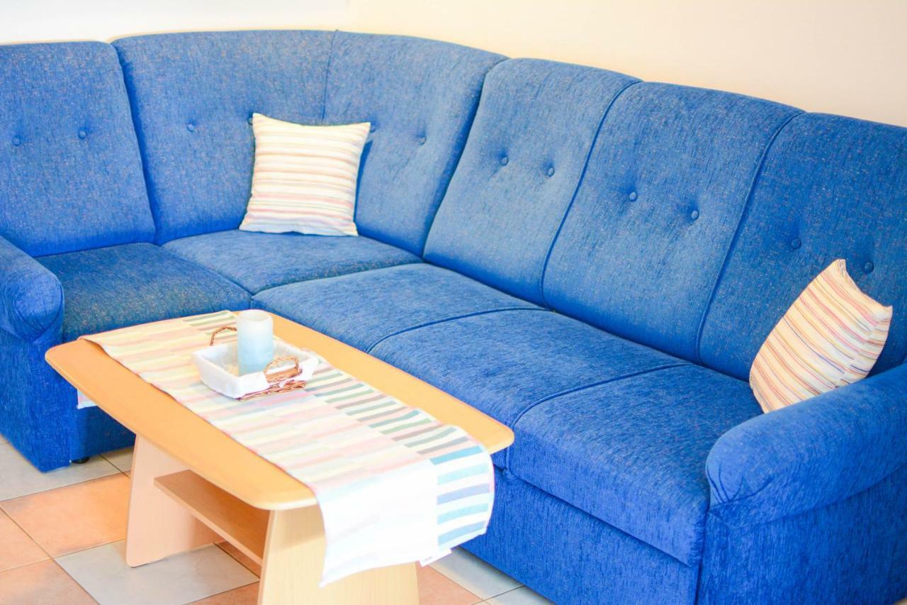 Apartmani Prvi Red Do Mora Pag Town Bagian luar foto