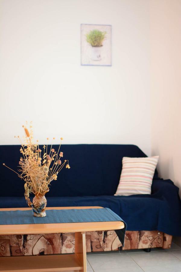 Apartmani Prvi Red Do Mora Pag Town Bagian luar foto