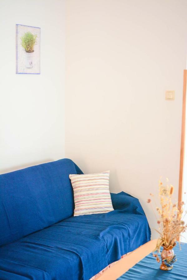 Apartmani Prvi Red Do Mora Pag Town Bagian luar foto