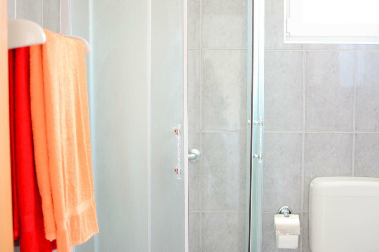Apartmani Prvi Red Do Mora Pag Town Bagian luar foto