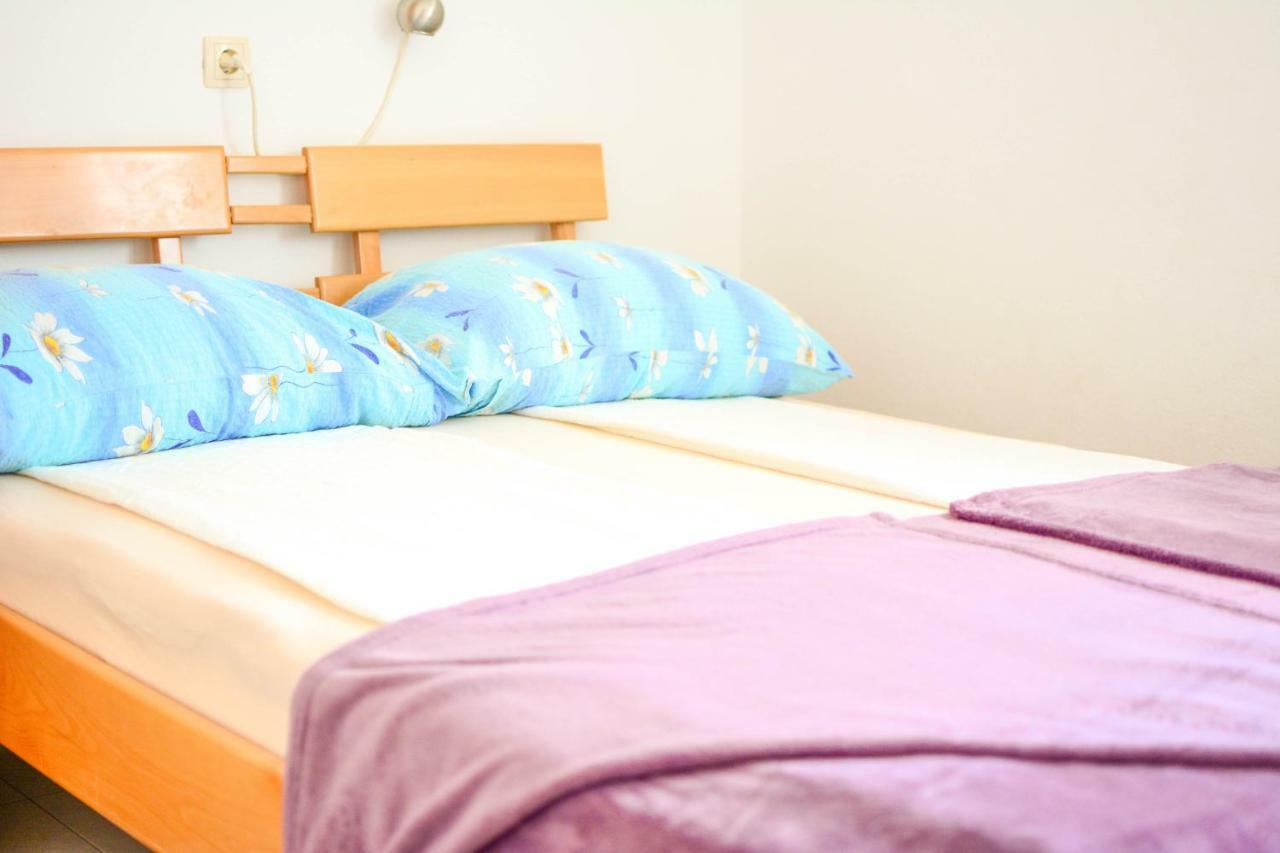 Apartmani Prvi Red Do Mora Pag Town Bagian luar foto