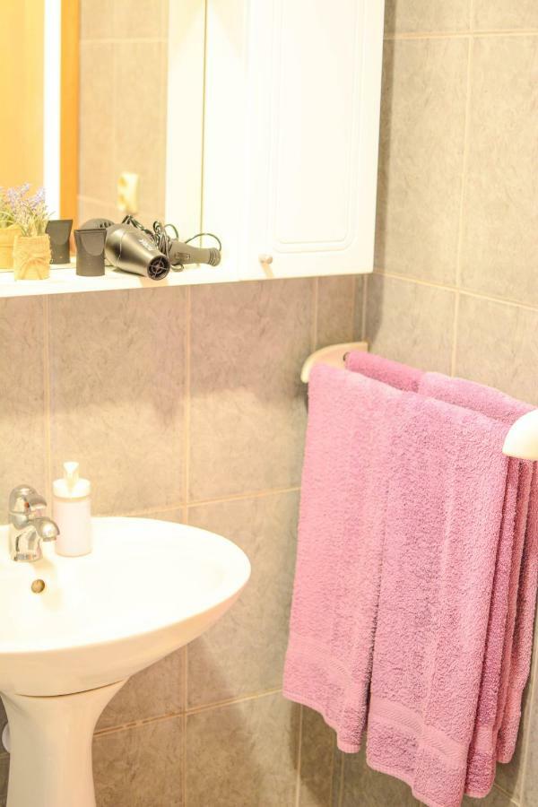 Apartmani Prvi Red Do Mora Pag Town Bagian luar foto