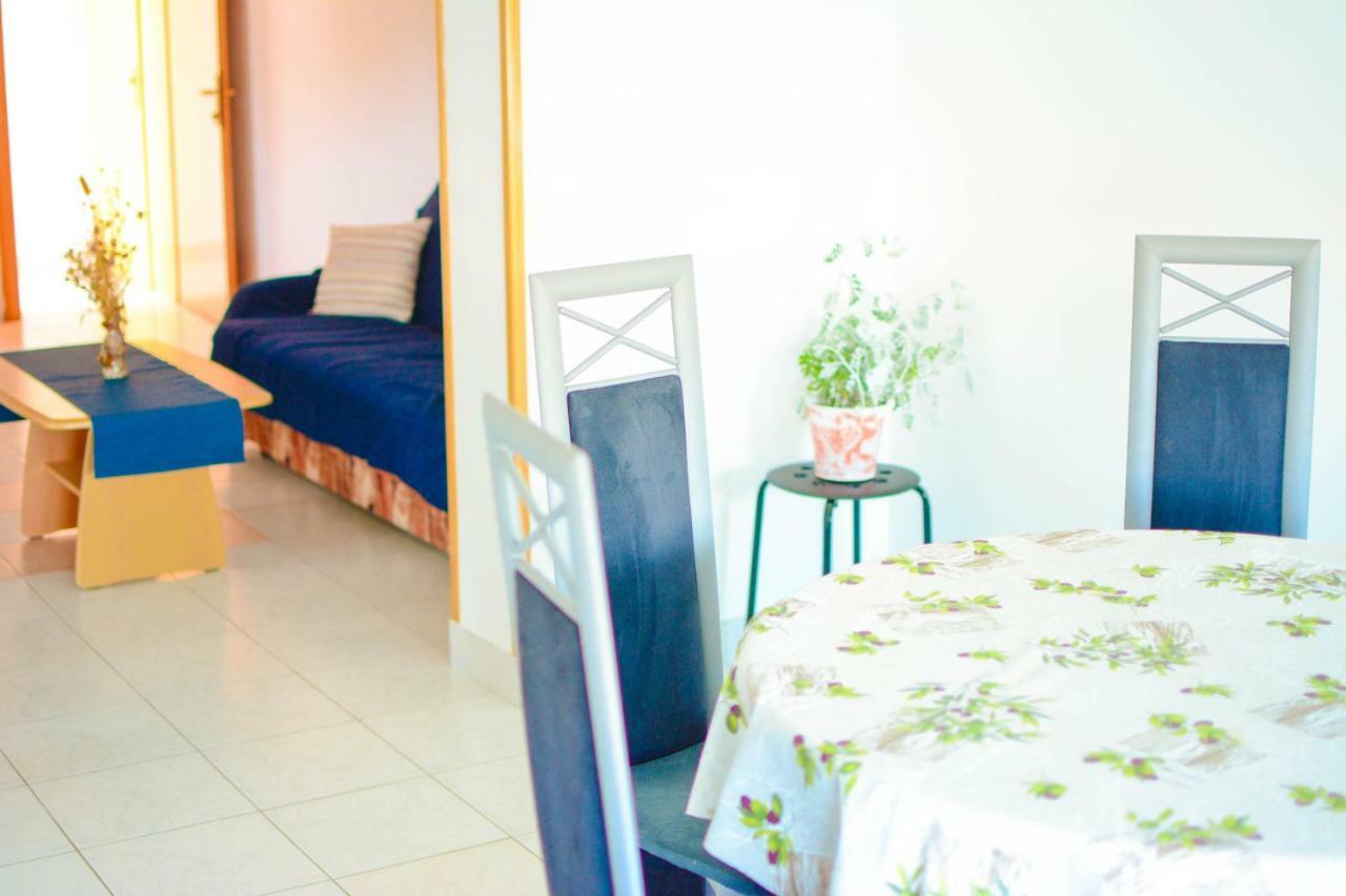 Apartmani Prvi Red Do Mora Pag Town Bagian luar foto