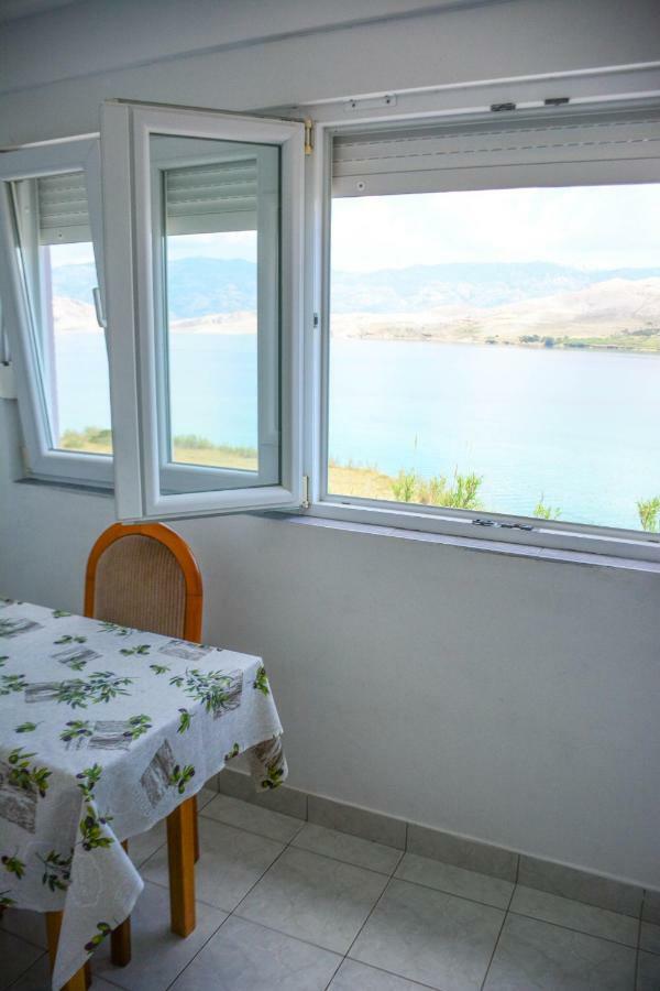 Apartmani Prvi Red Do Mora Pag Town Bagian luar foto