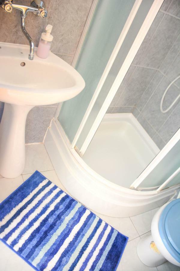 Apartmani Prvi Red Do Mora Pag Town Bagian luar foto
