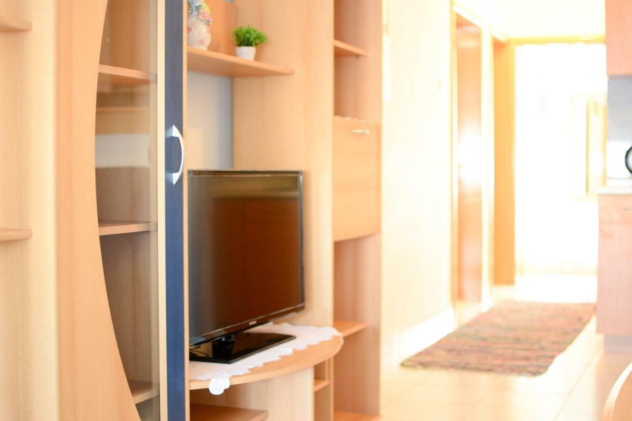 Apartmani Prvi Red Do Mora Pag Town Bagian luar foto