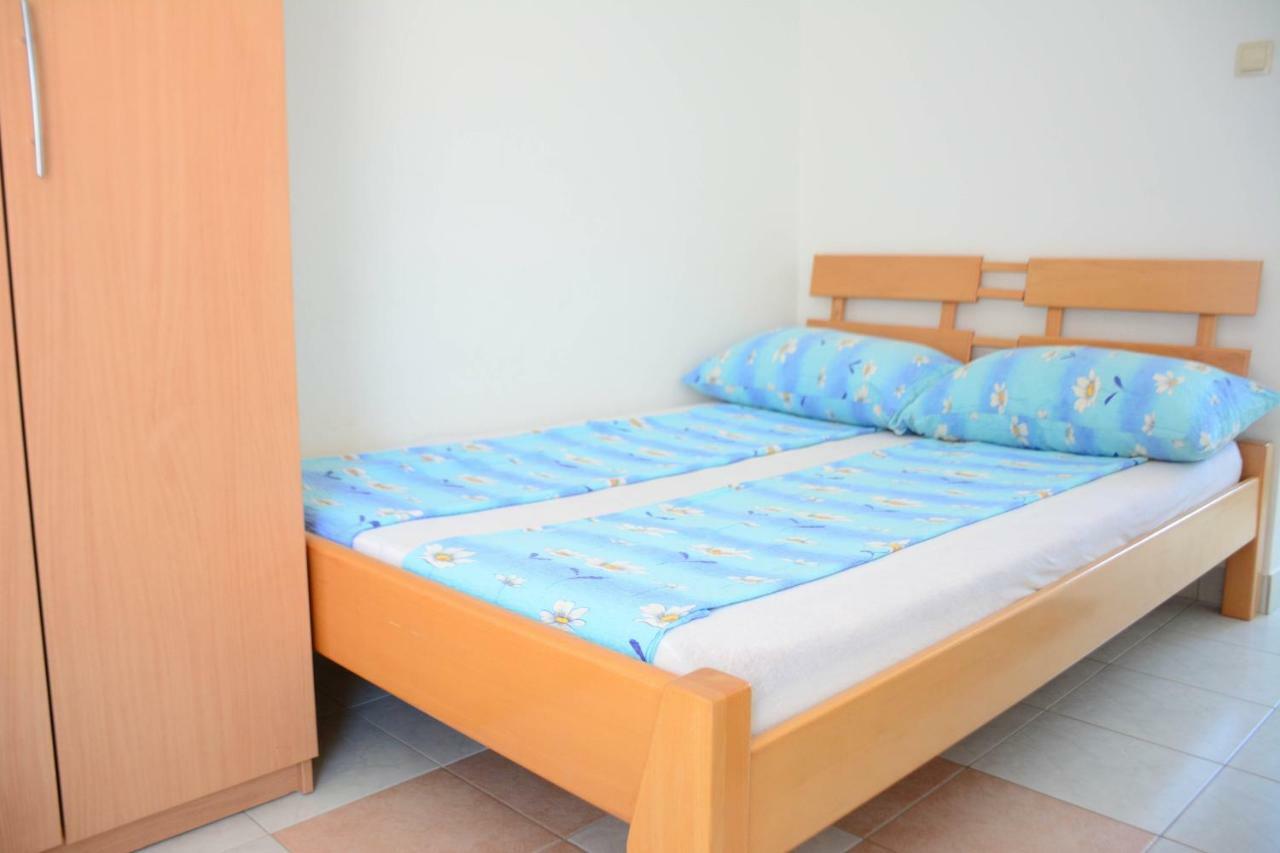 Apartmani Prvi Red Do Mora Pag Town Bagian luar foto