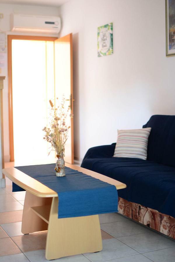 Apartmani Prvi Red Do Mora Pag Town Bagian luar foto